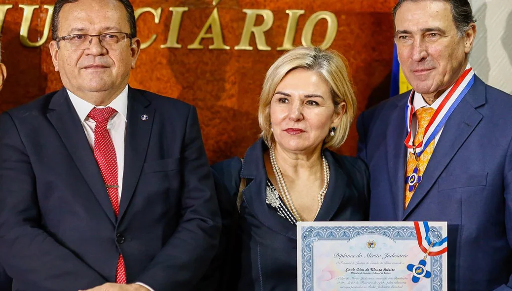 Ministro Paulo Dias de Moura Ribeiro recebe homenagem no TJ-PI