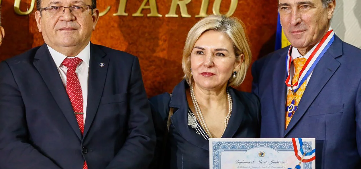 Ministro Paulo Dias de Moura Ribeiro recebe homenagem no TJ-PI