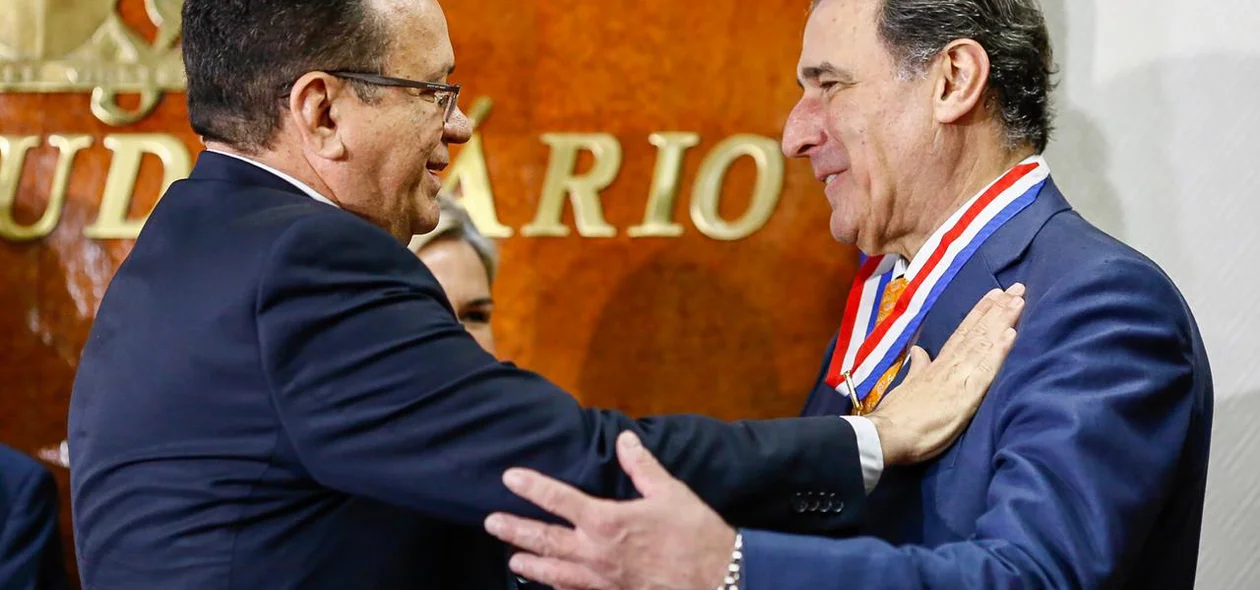 Sebastião Martins homenageia Ministro Paulo Martins 