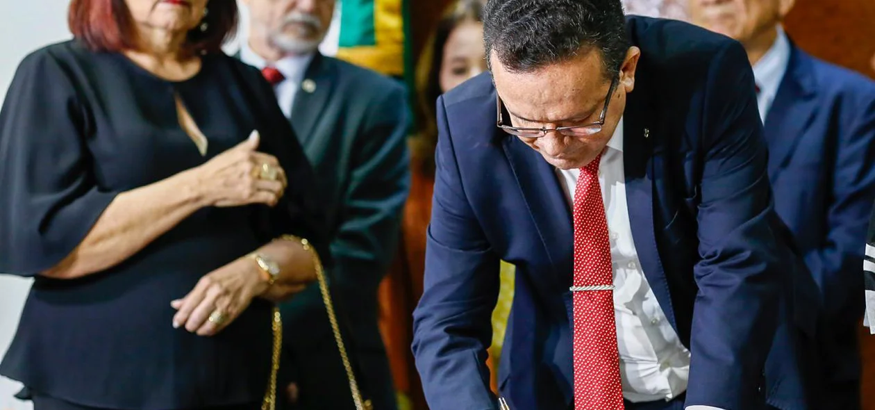 Sebastião Ribeiro Martins em solenidade no gabinete da presidência