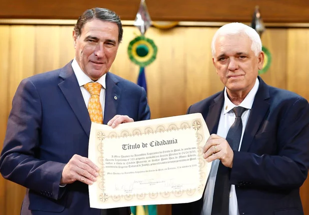 Ministro Paulo Dias recebe título de cidadania piauiense