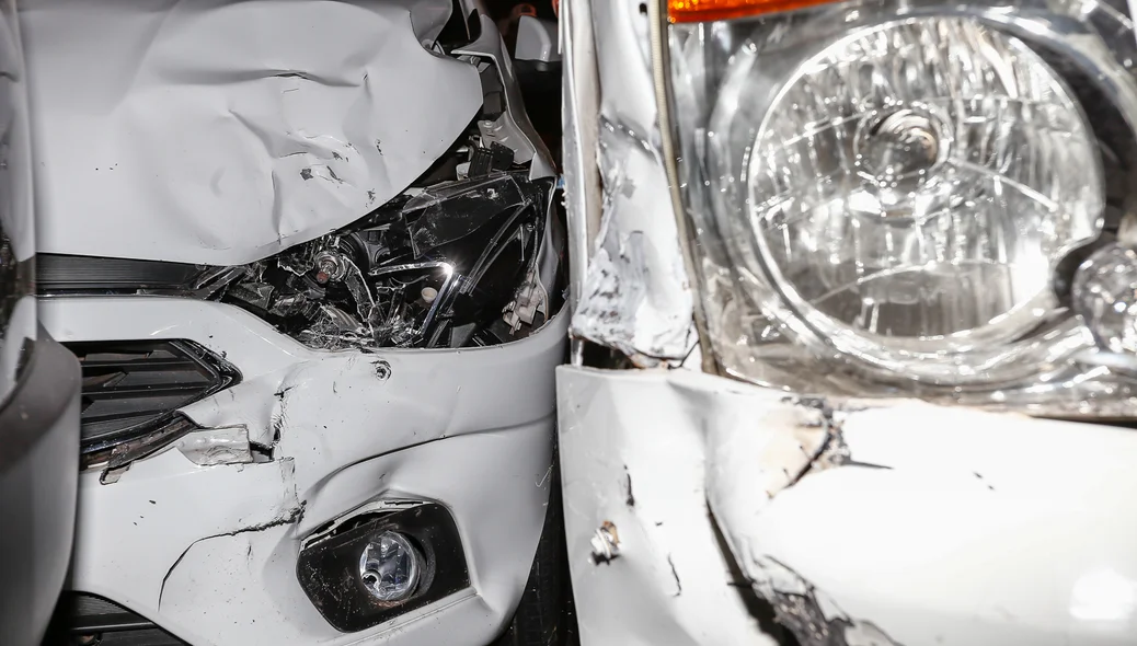 Com a batida os veículos ficam destruídos