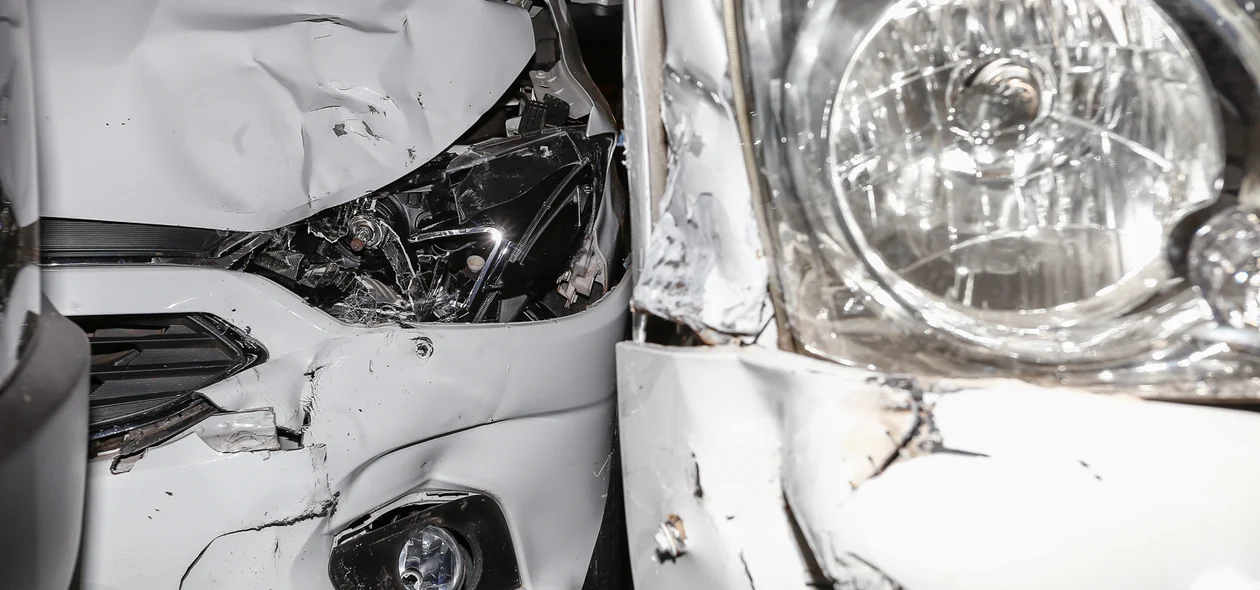 Com a batida os veículos ficam destruídos