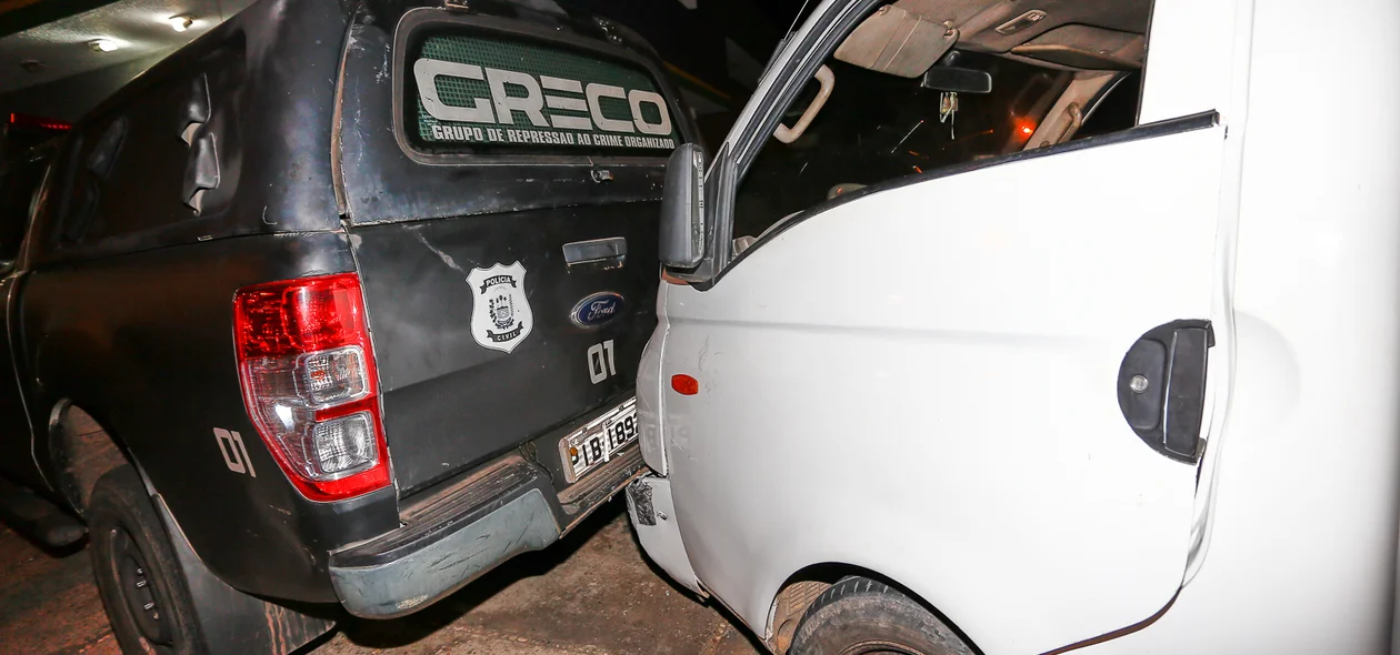 Veiculo bateu na viatura do Greco