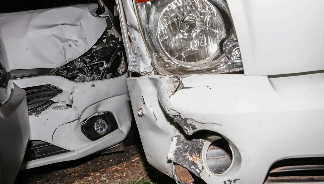 Veículos ficaram destruídos 