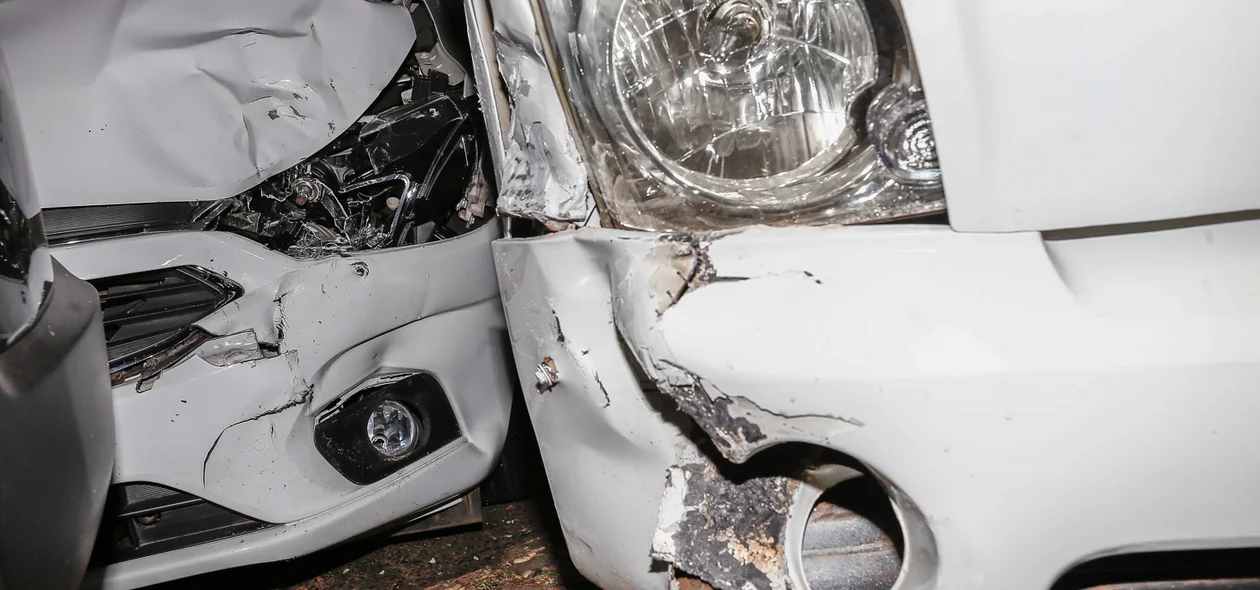 Veículos ficaram destruídos 