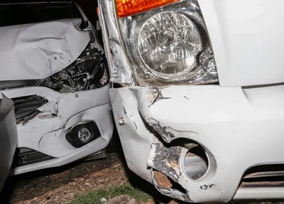 Veículos ficaram destruídos 