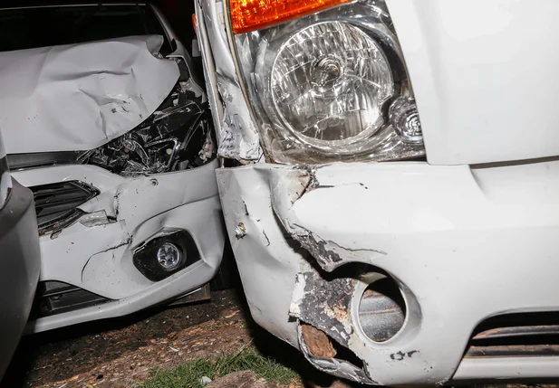 Veículos ficaram destruídos 