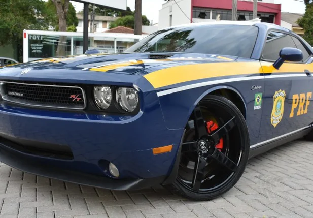 Veículo Dodge Challenger RT avaliado em mais de R$ 240 mil