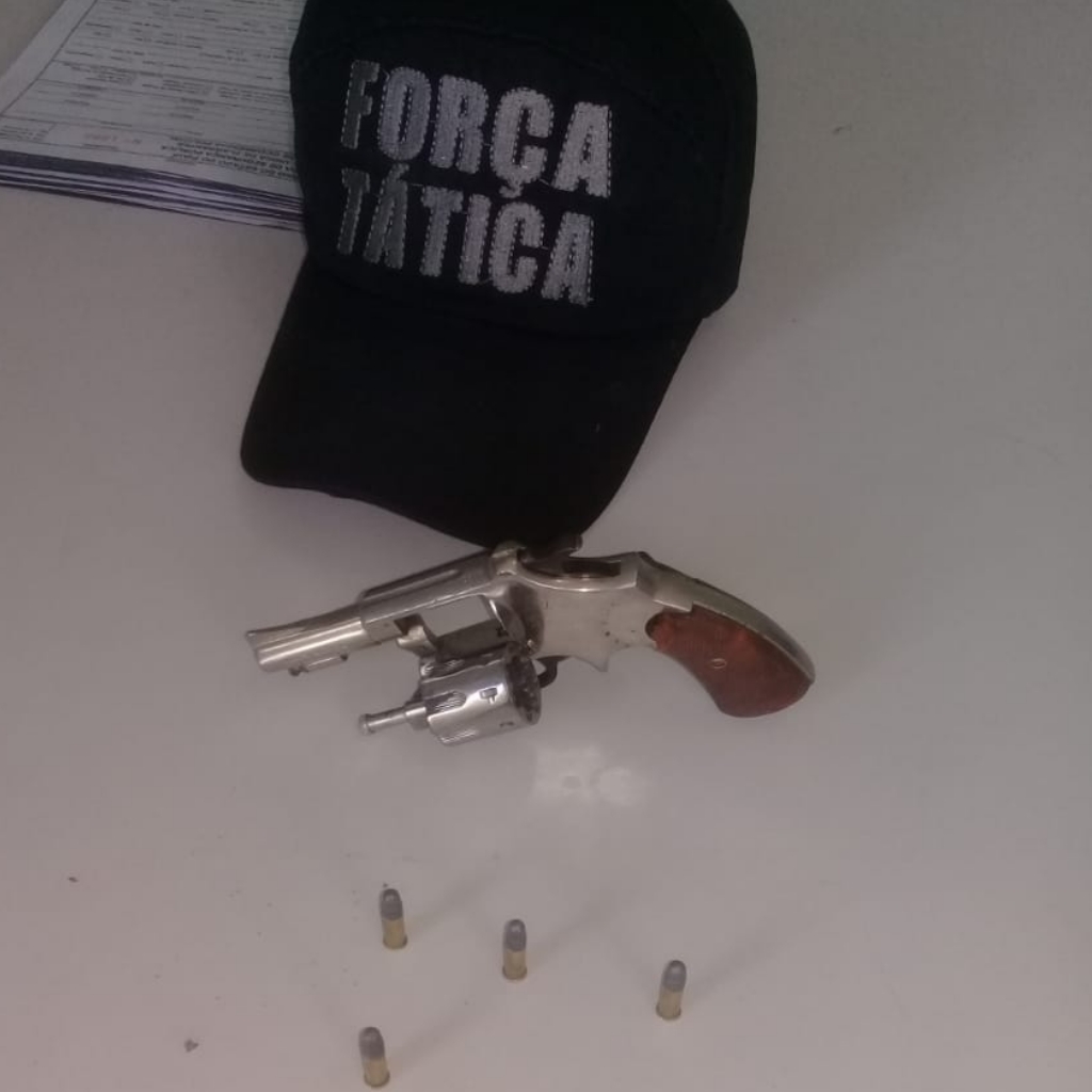 Arma de fogo encontrada com o suspeito 