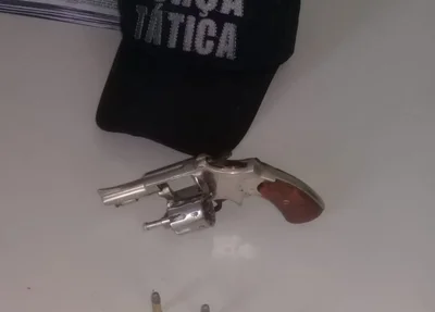 Arma de fogo encontrada com o suspeito 
