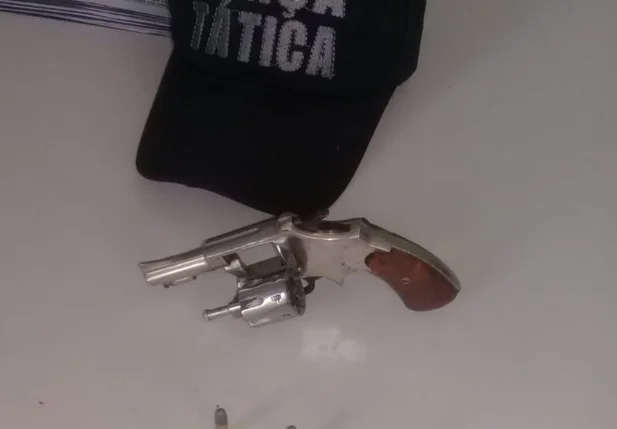 Arma de fogo encontrada com o suspeito 