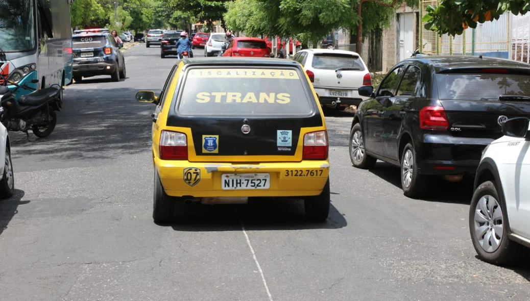 Carro da Strans ajudando na segurança nos locais de prova