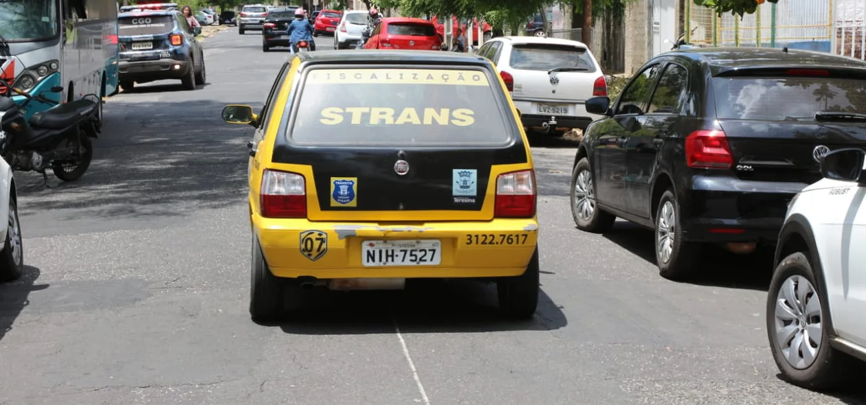 Carro da Strans ajudando na segurança nos locais de prova