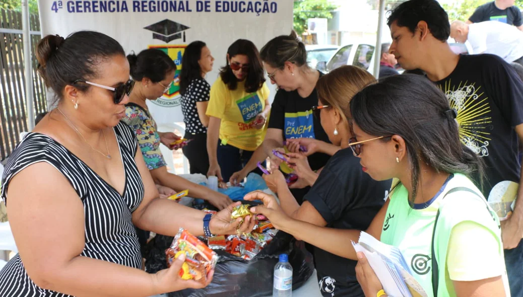 Distribuição de lanches feita pela Seduc-PI