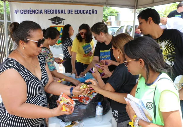 Distribuição de lanches feita pela Seduc-PI