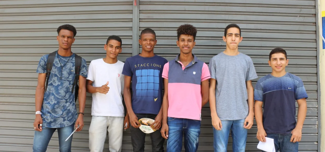 Estudantes aguardam a abertura dos portões no primeiro dia do Enem 2019 na Uespi