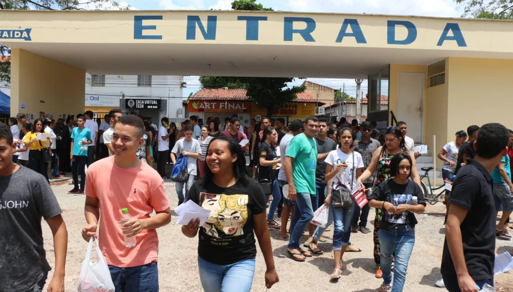 Estudantes chegando nos seus locais de prova