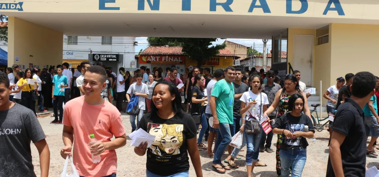 Estudantes chegando nos seus locais de prova