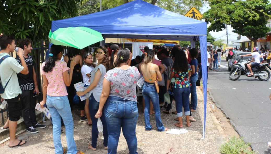 Fila para receber lanche no primeiro dia do Enem 2019 em Teresina