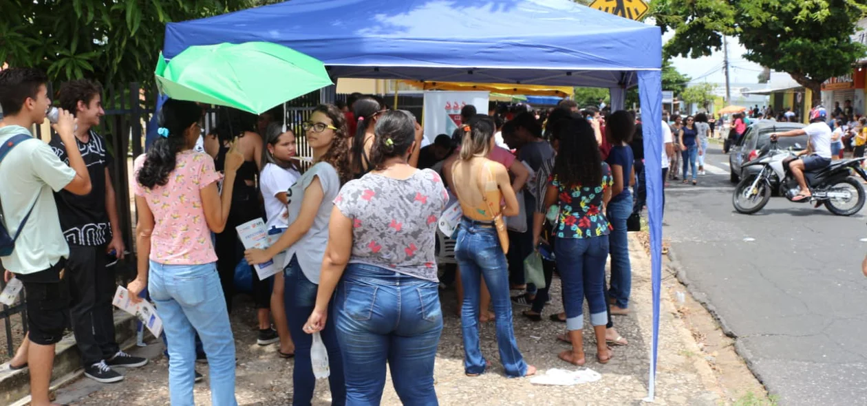 Fila para receber lanche no primeiro dia do Enem 2019 em Teresina