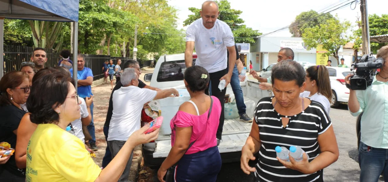 Funcionários da Seduc-PI distribuem lanches no primeiro dia do Enem 2019