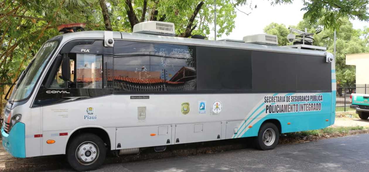 Ônibus da Secretaria de Segurança reforçando o policiamento dos locais de prova