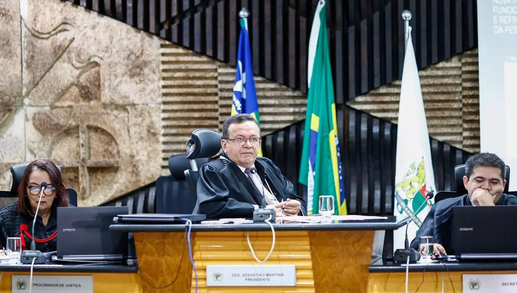 Sebastião Ribeiro Martins preside a sessão no TJ