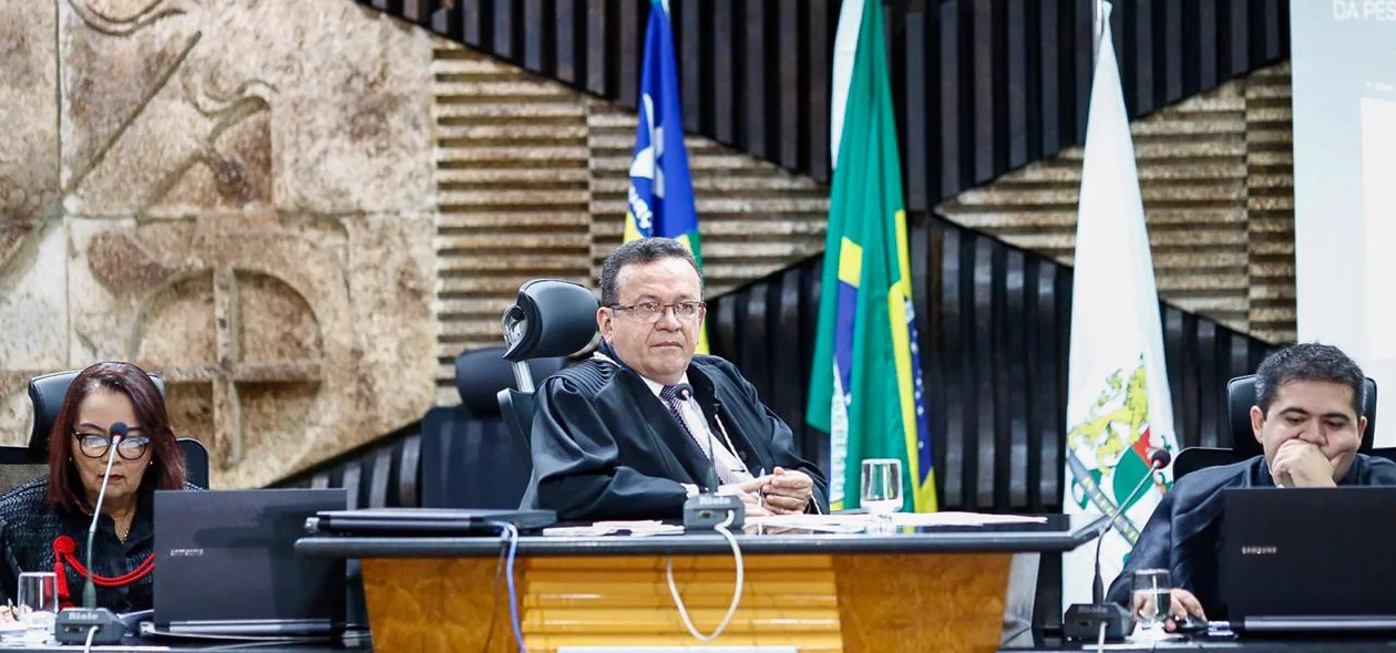 Sebastião Ribeiro Martins preside a sessão no TJ