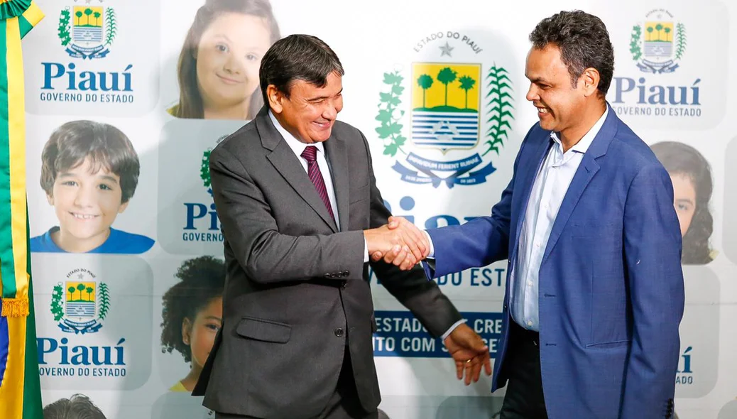Wellington Dias cumprimenta Gil Carlos
