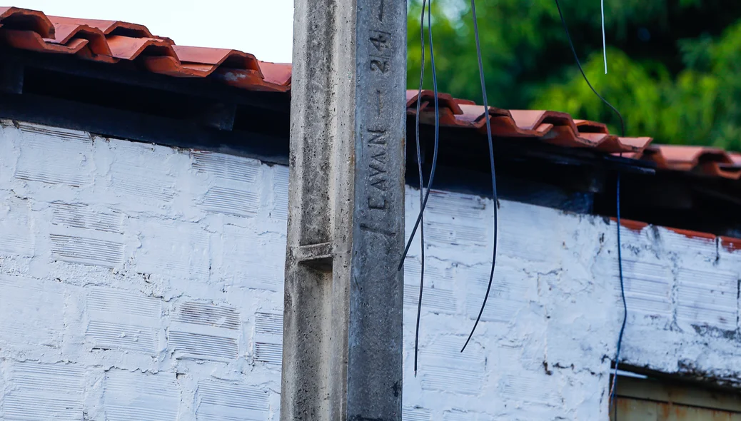 Caminhão passou na rua e quebrou os fios 