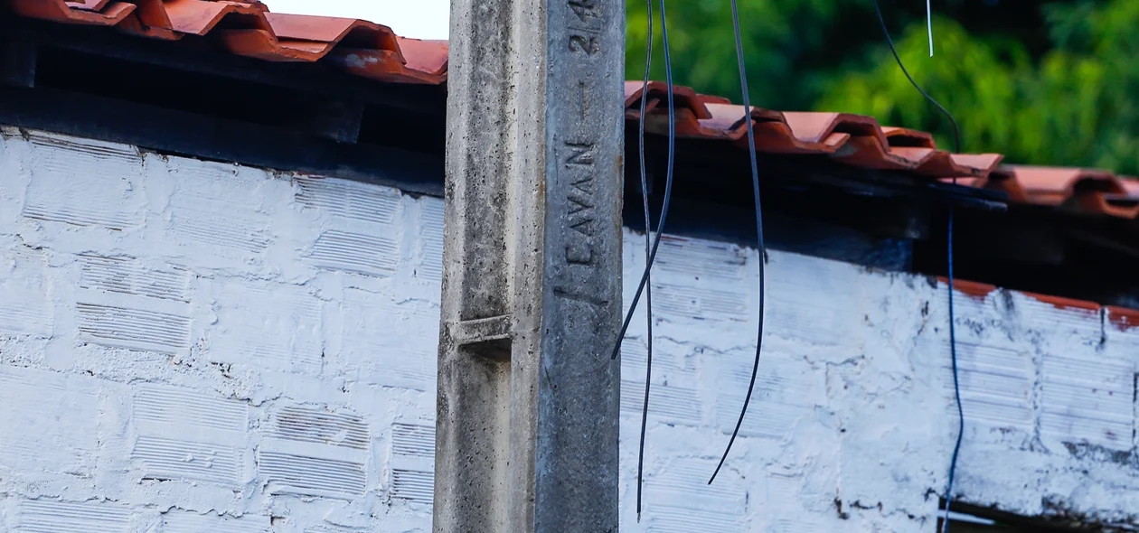 Caminhão passou na rua e quebrou os fios 