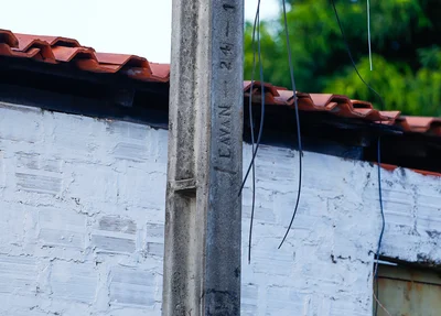Caminhão passou na rua e quebrou os fios 