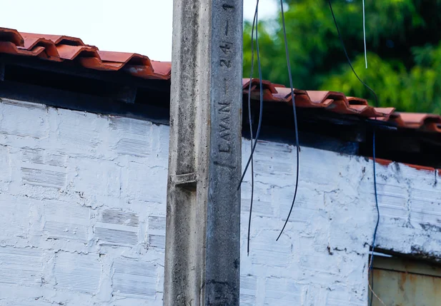 Caminhão passou na rua e quebrou os fios 
