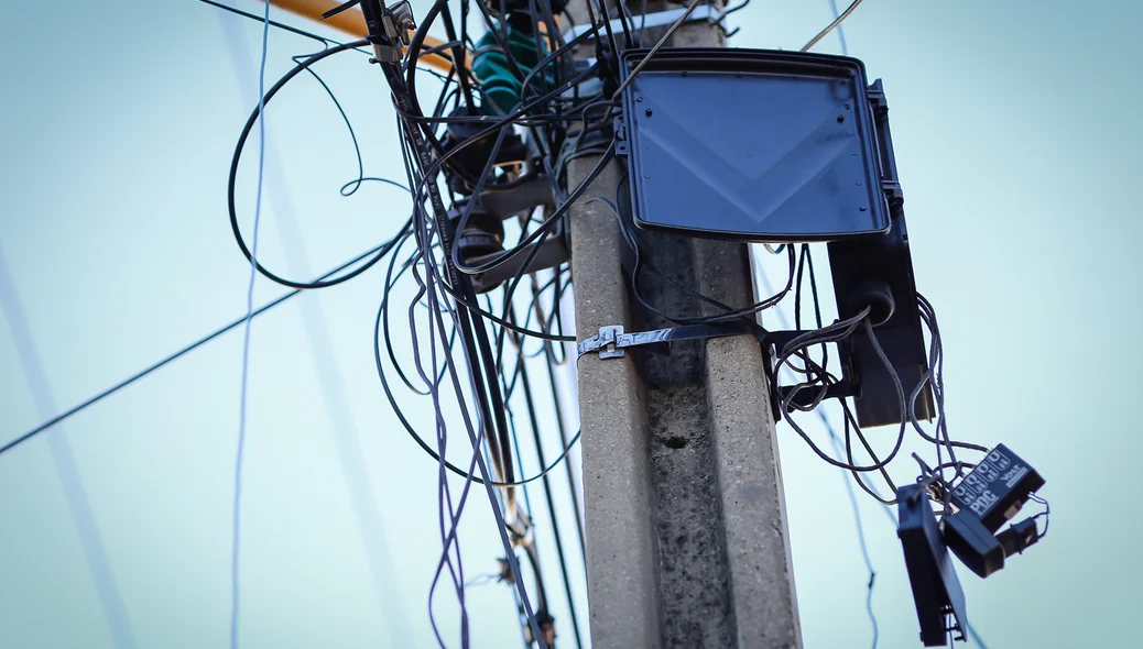 Caminhão quebrou os fios acidentalmente