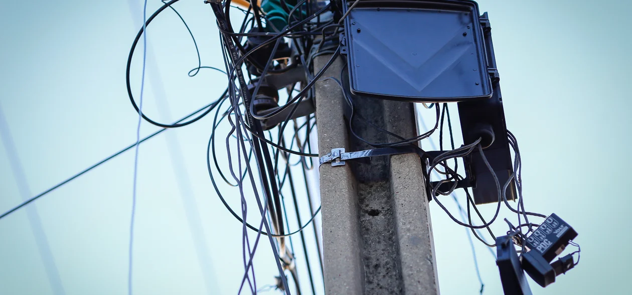 Caminhão quebrou os fios acidentalmente