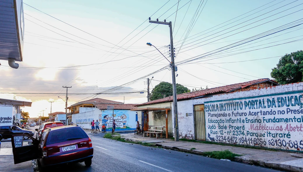 Caminhão quebrou os fios de energia da rua Jornalista Lívio Lopes
