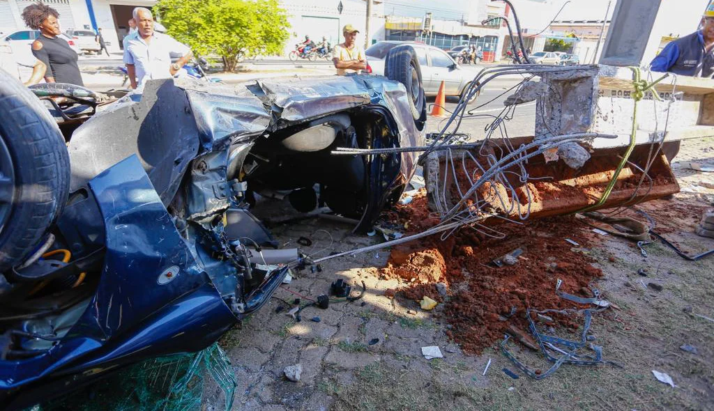 Carro ficou completamente destruído no acidente