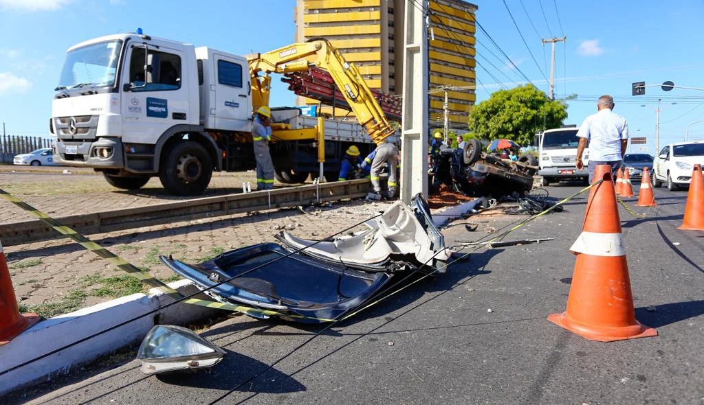 Destroços do veículo ficaram espalhados pela Avenida Gil Martins