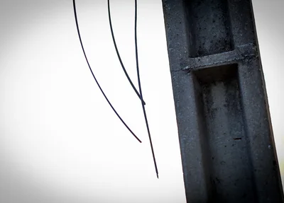 Fios de energia elétrica quebrados 