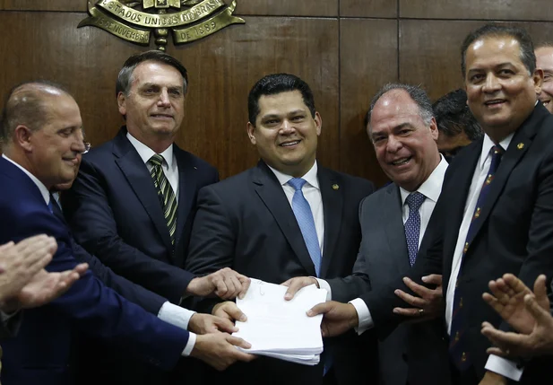 Jair Bolsonaro entrega a Davi Alcolumbre primeira parte do pacote de reformas