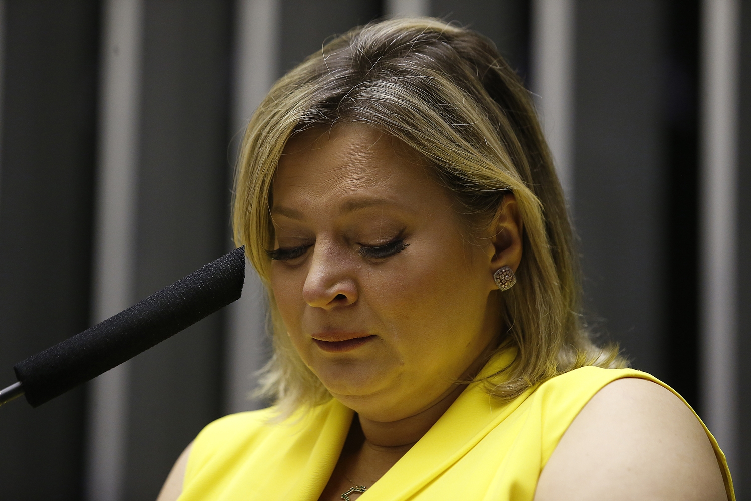 Joice Hasselmann chora ao falar de Eduardo Bolsonaro na Câmara
