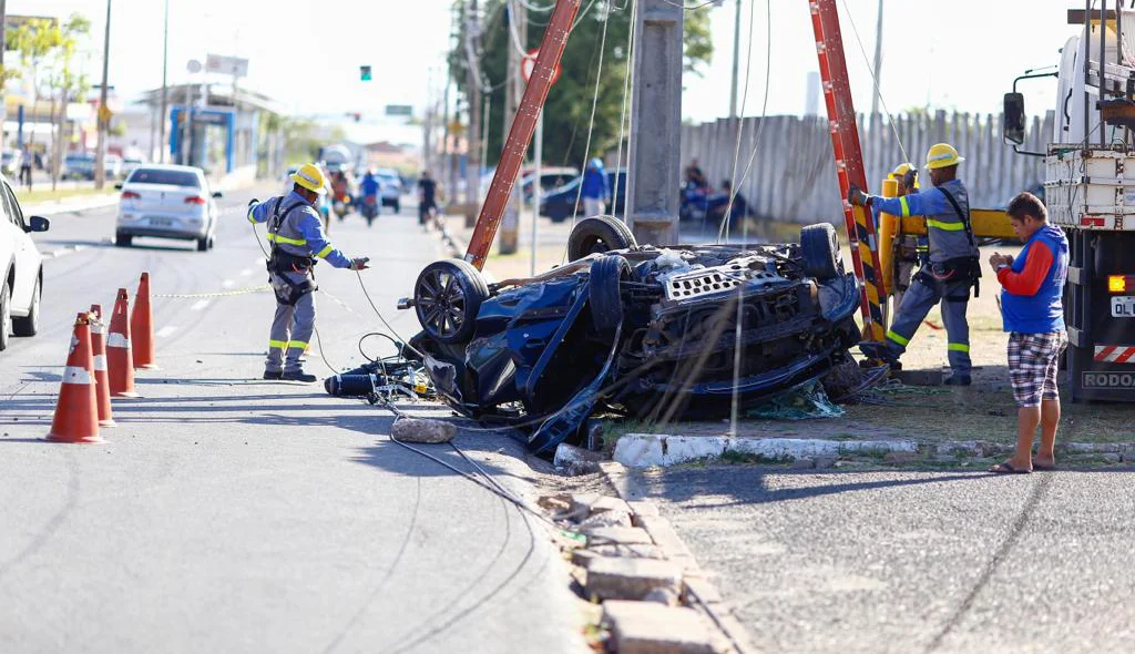 Motorista do veículo colidiu em um poste