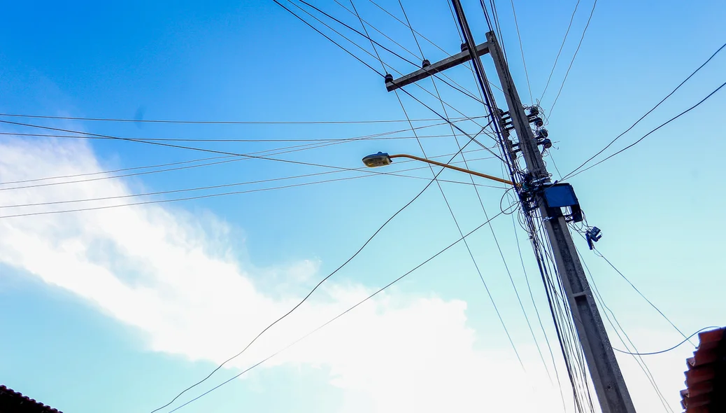 Poste de energia que fica localizado na rua Jornalista Lívio Lopes
