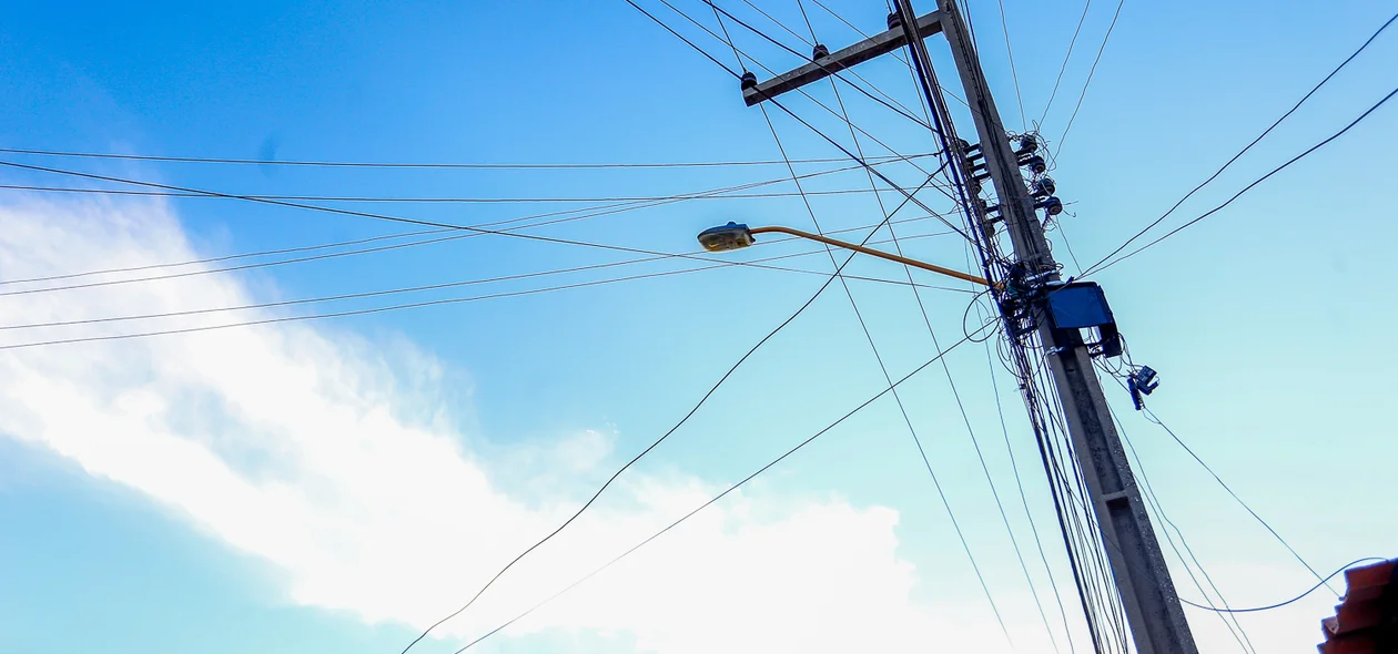 Poste de energia que fica localizado na rua Jornalista Lívio Lopes