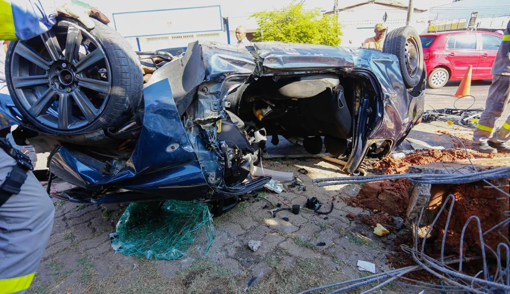 Veículo ficou completamente destruído após colidir em poste na Avenida Gil Martins