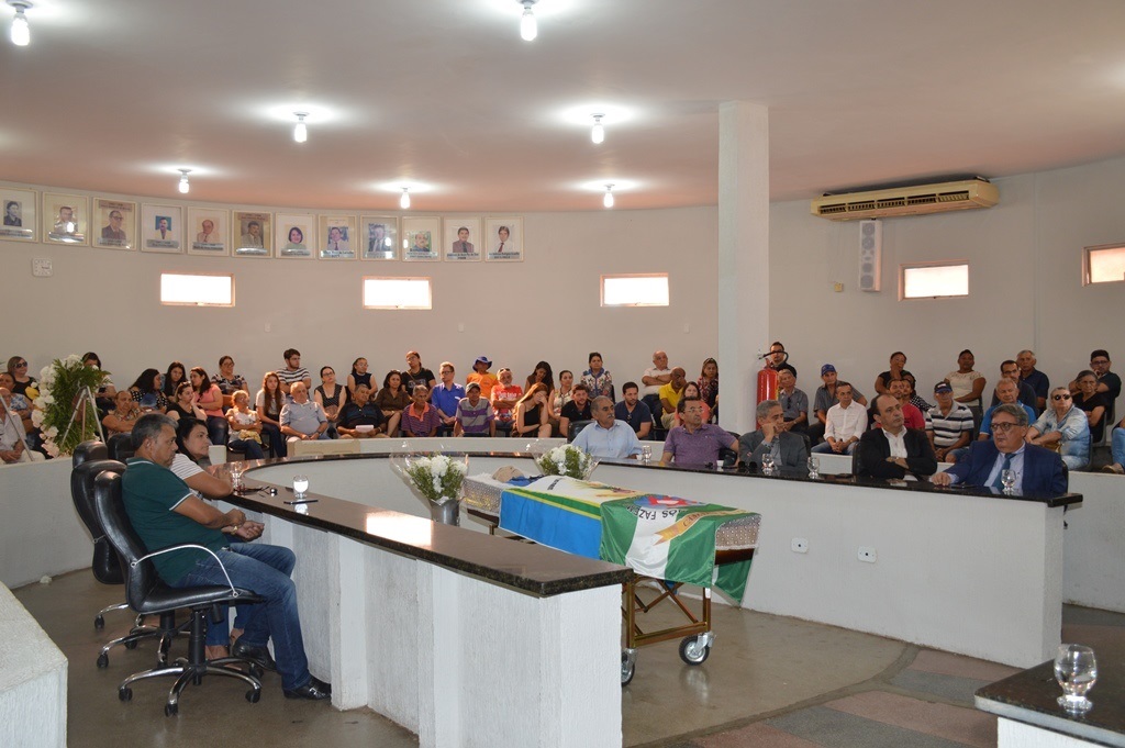 Câmara de Picos homenageia professor Inácio Baldoíno