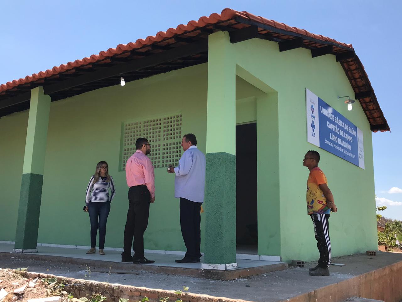 Padre Walmir e secretário de Saúde fazem visita a obras de Picos