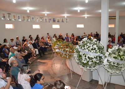 Público acompanha sessão solene