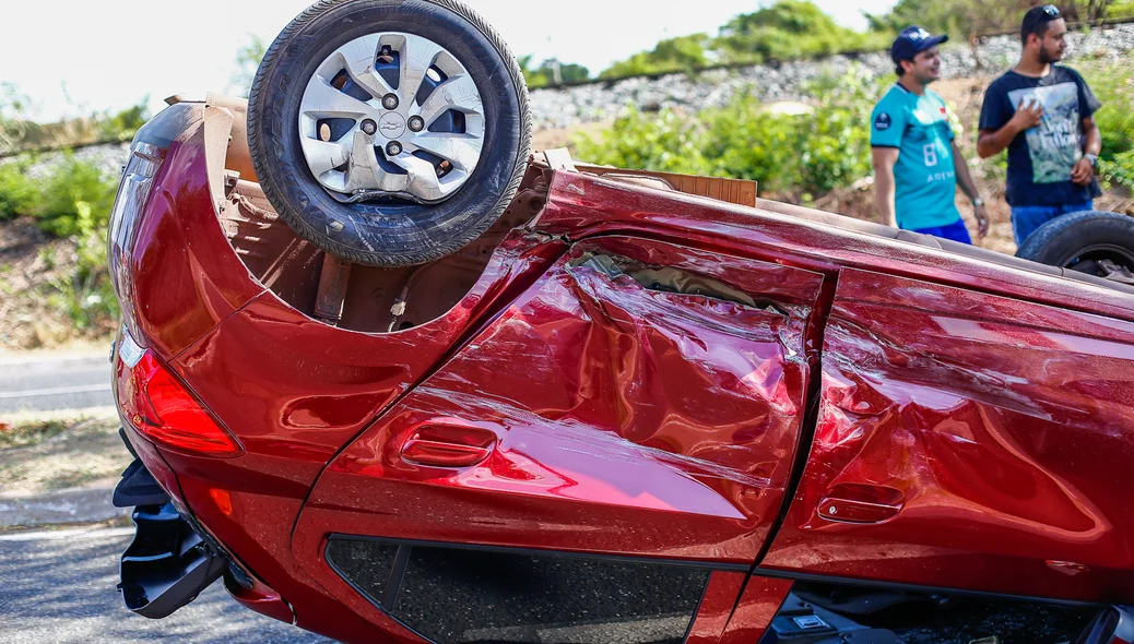 Carro teve o lado destruído após a colisão 